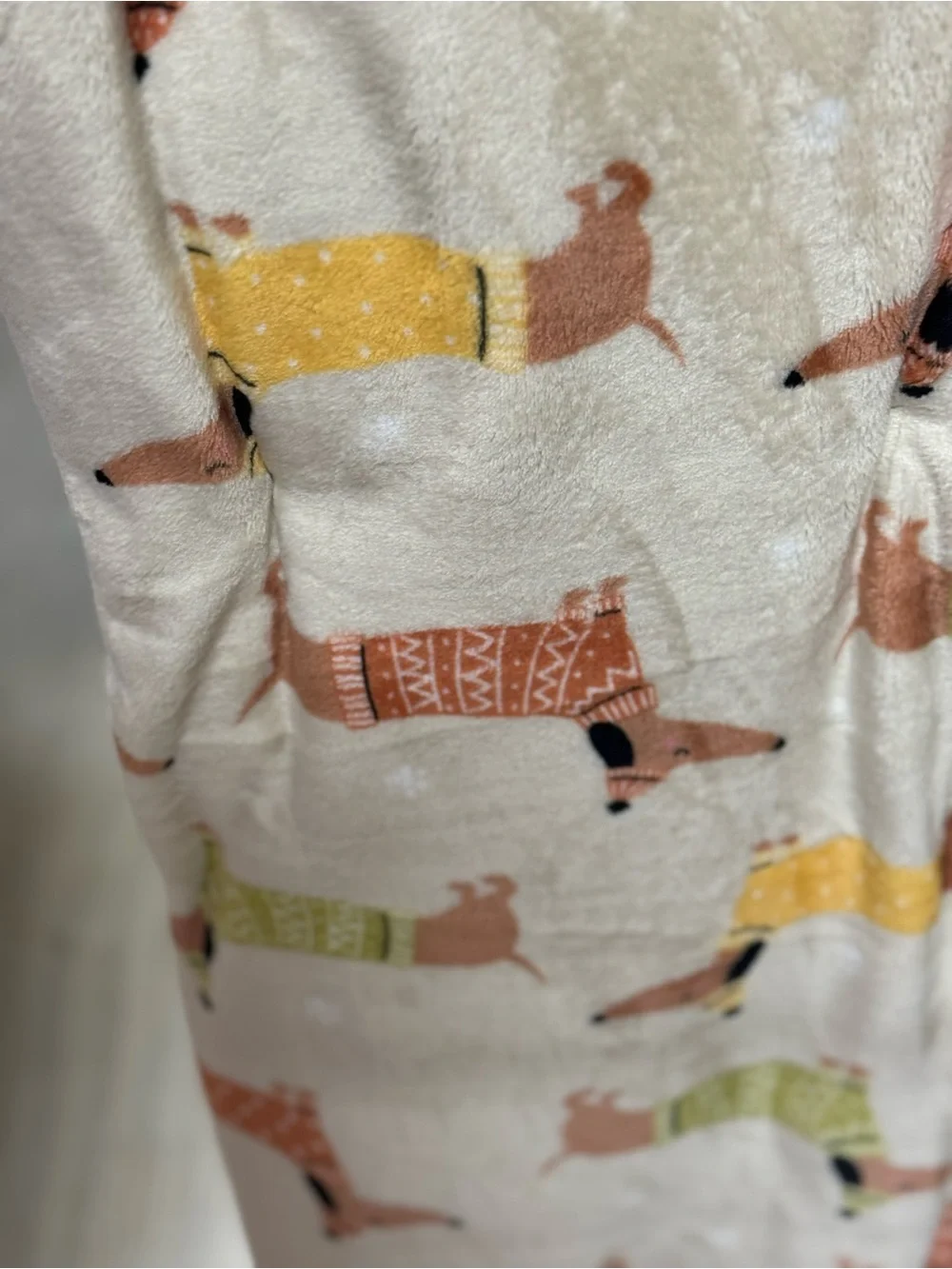 Cozy Dachshund Print Plush Throw Blanket - Neutral & Muted Colors